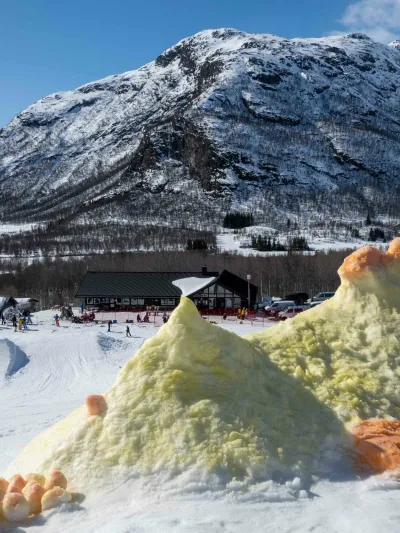 Påskekylling i snøen.