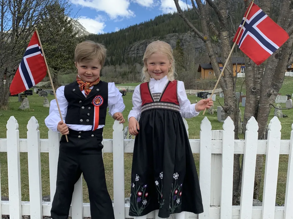 To barn med norsk flagg utenfor hemsedal kirke