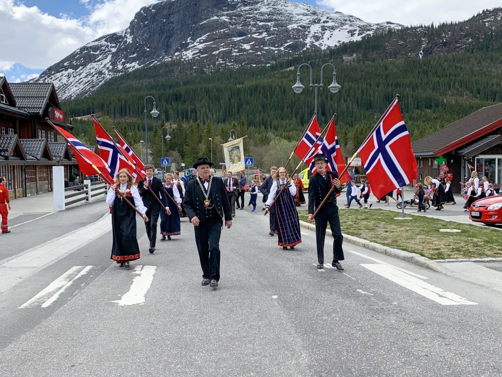 Ordfører i Hemsedal som følger toget nedover gaten