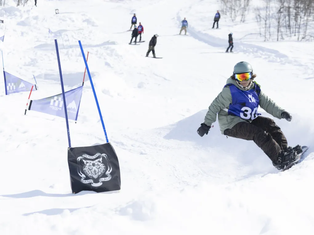 Mann som kjører gjennom porter på snowboard i Hemsedal skisenter