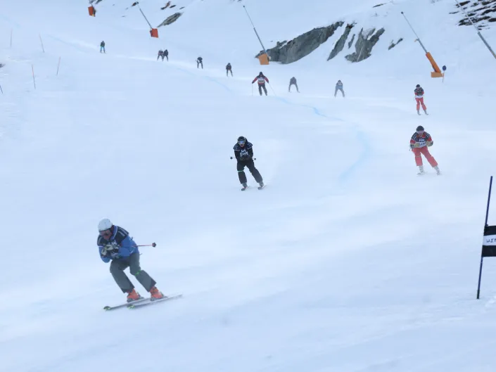Deltakere i Hemsedal Up N Down står på ski ned løypa