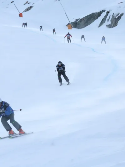 Deltakere i Hemsedal Up N Down står på ski ned løypa