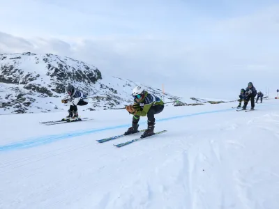 Deltakere i Hemsedal Up N Down står på ski i løypa