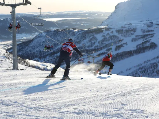 Skikjørere på vei ned Roni, under up and down Hemsedal