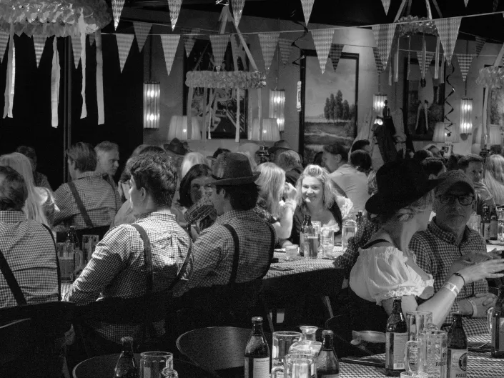 Oktoberfest i Hemsedal med mange mennesker på bilde