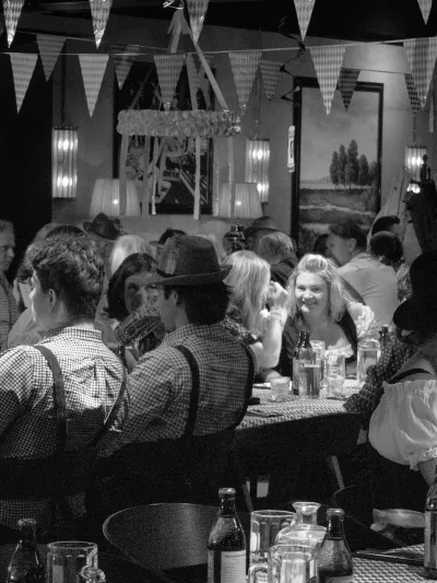 Oktoberfest i Hemsedal med mange mennesker på bilde