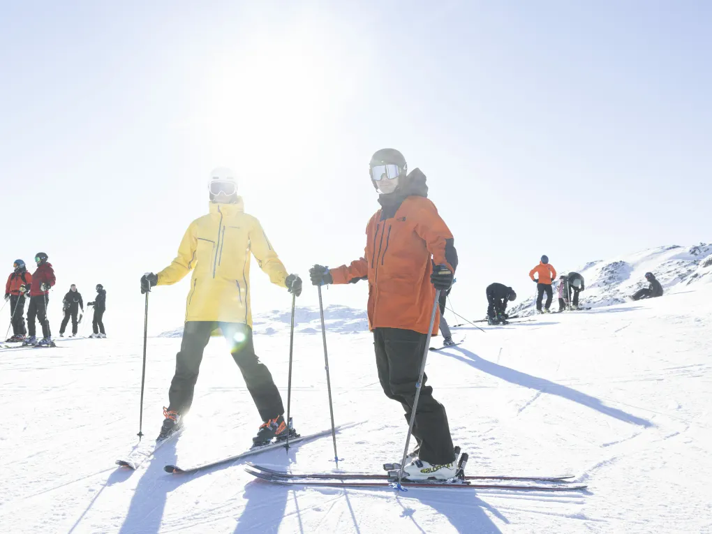 To mennesker på ski