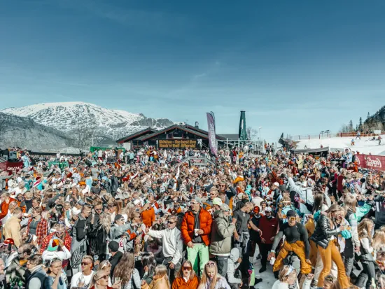Masse mennsker på afterski i skiheisen