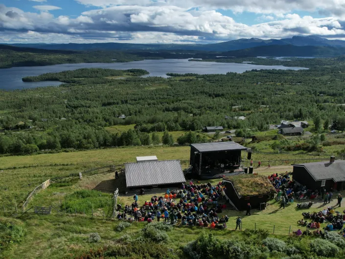 Avstandsbilde av konsert på stølen