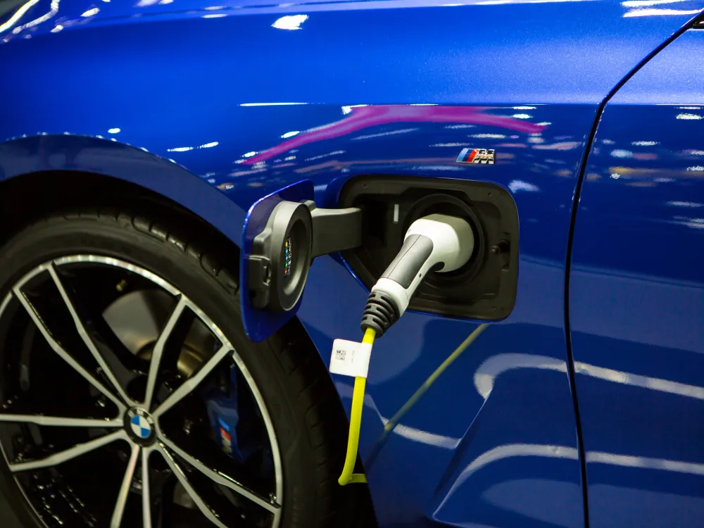 Elektrisk blå BMW som står på ladig