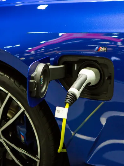 Elektrisk blå BMW som står på ladig