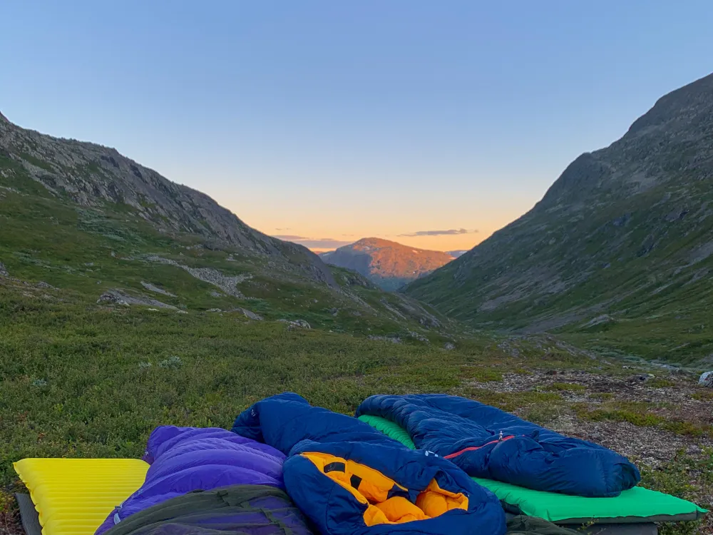 Tur med soveposer med magisk utsikt på fjellet