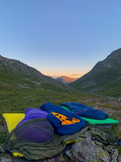 Tur med soveposer med magisk utsikt på fjellet