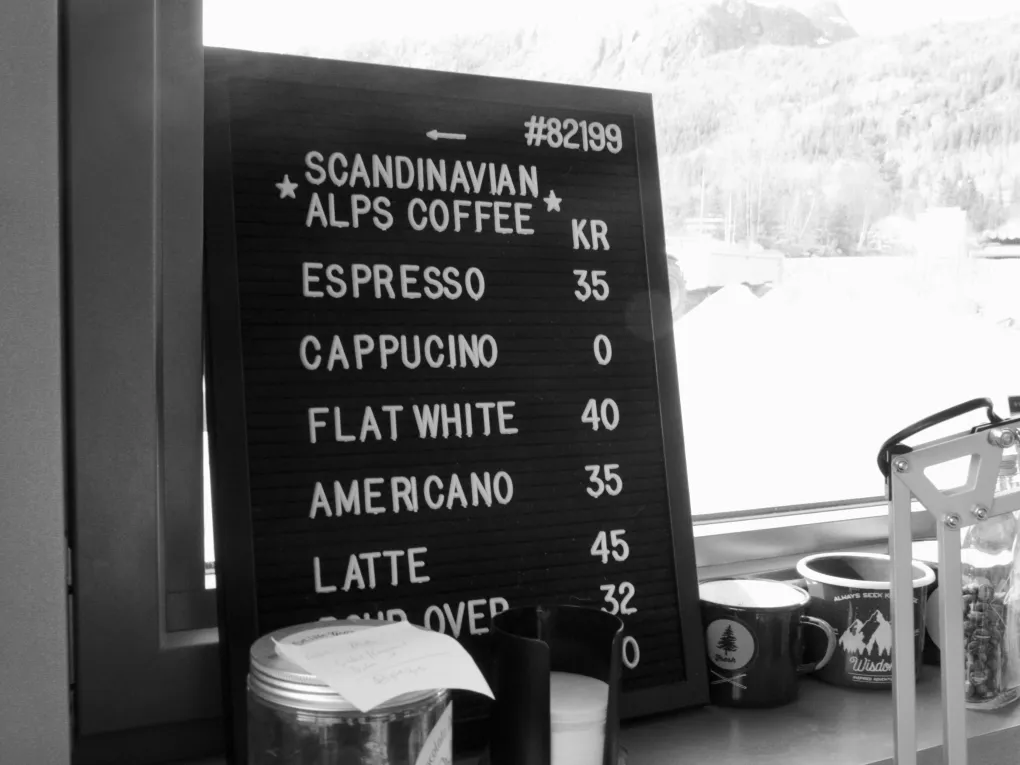 Kaffemeny på en kafé i en vinduskarm. Svart-hvitt-bilde.