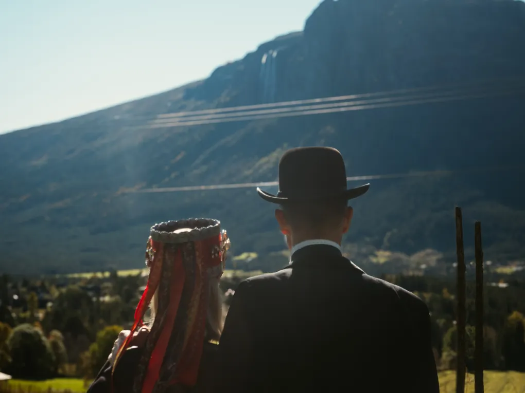 To mennesker som holder rundt hverandre, og ser på utsikten over Hemsedal