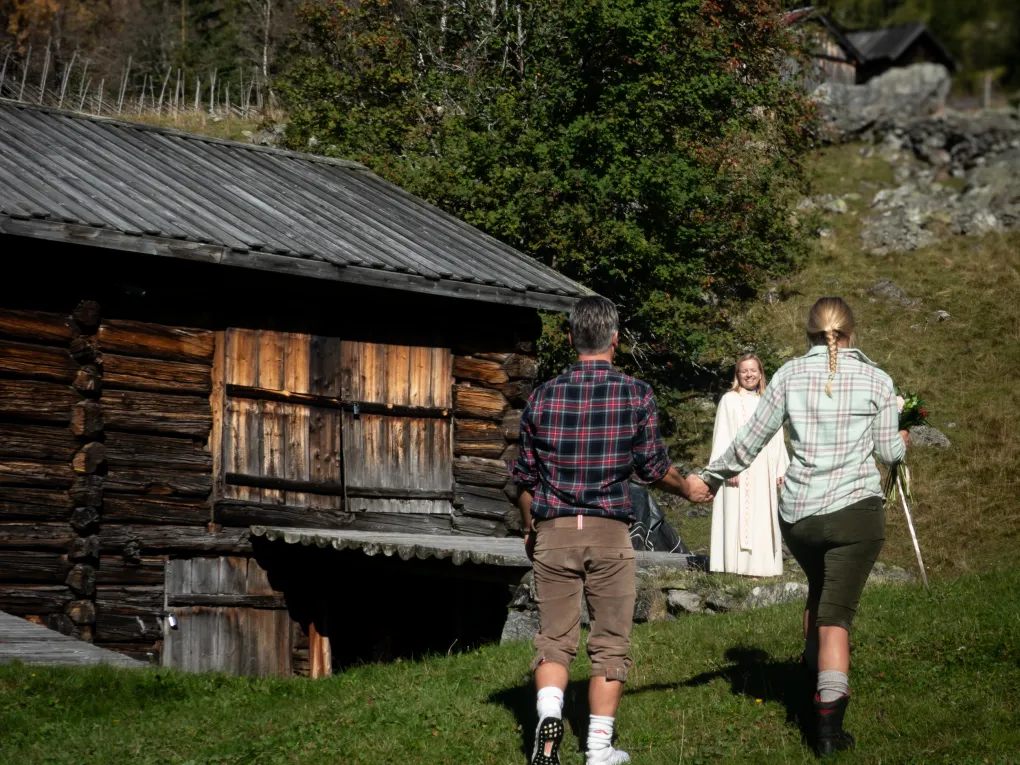 Mann og kvinne som gifter seg i Hemsedal