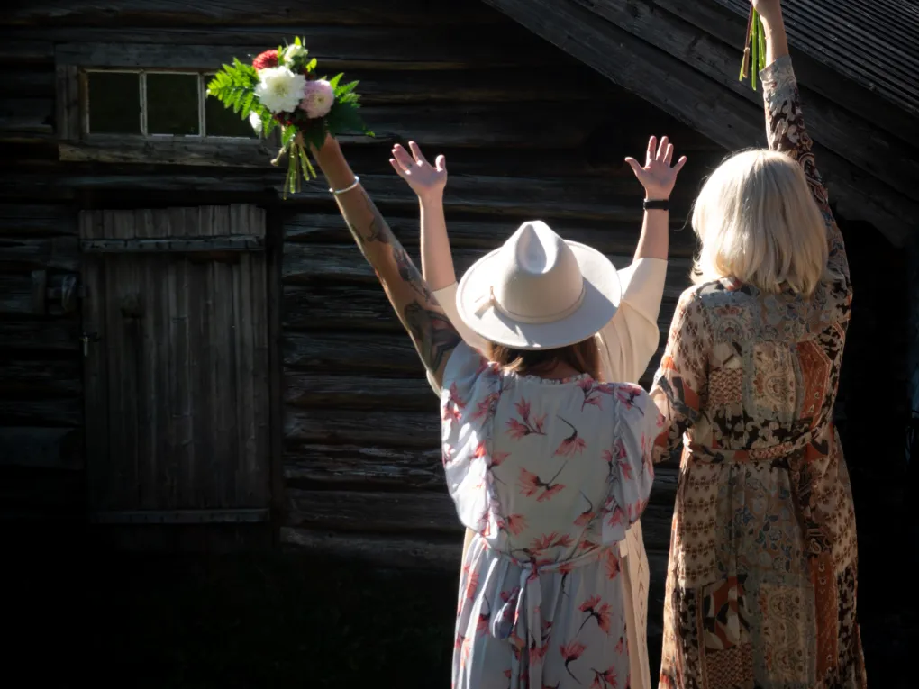 To jenter som gifter seg i Hemsedal