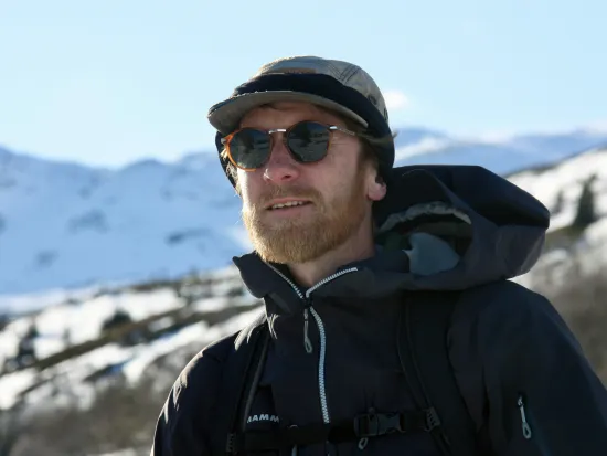 Mann som titter på utsikten på vinteren