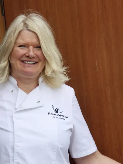 Dame som smiler til kameraet