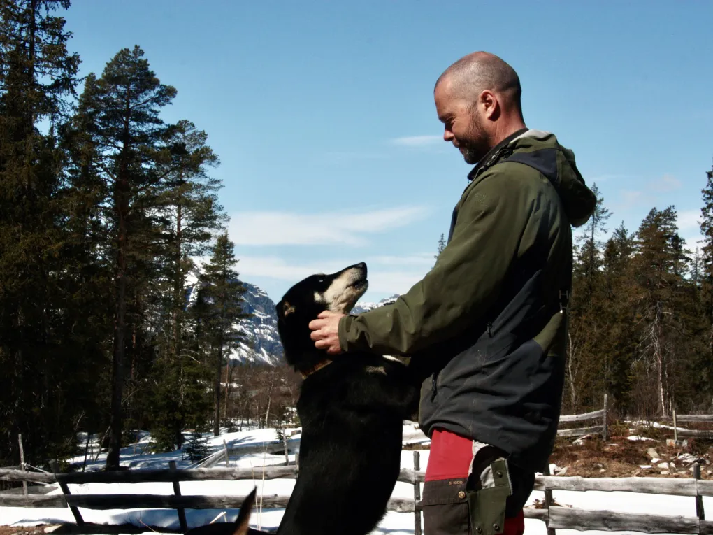 Mann koser med en hund. Dog life