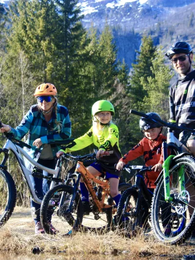 Familie smiler til kamera