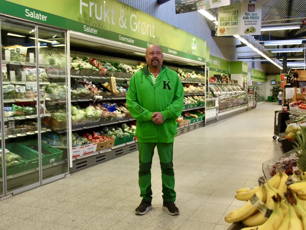 Mann som jobber og viser fram Kiwi Hemsedal