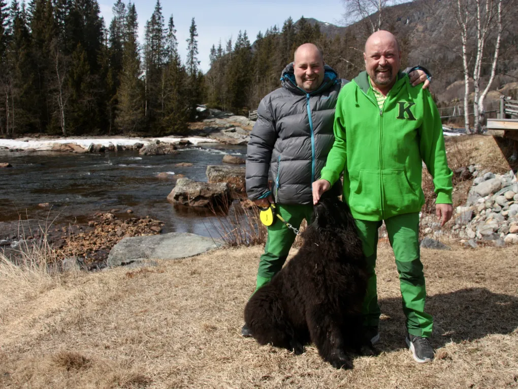 To mennesker sammen med sin trofaste hund