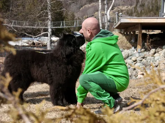 Mann som gir godbiter til hunden sin