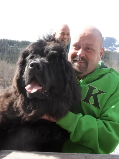 Mann som koser med hunden sin