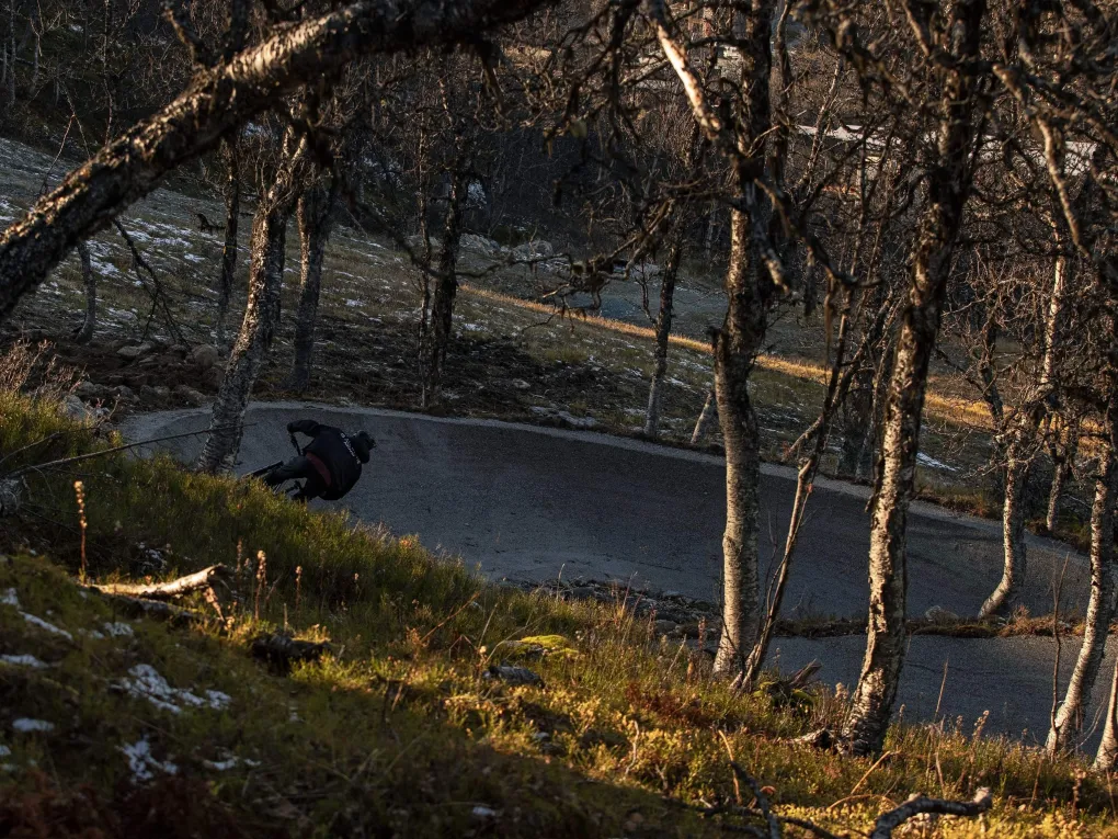 Mann som sykler i skogen
