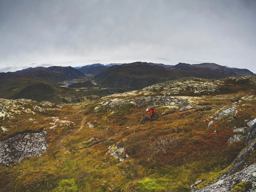 Mann som sykler ned en sti på fjellet i Hemsedal