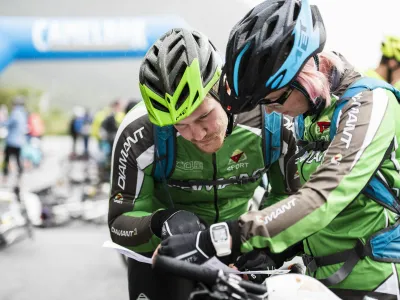 To mennsker som studerer ett kart