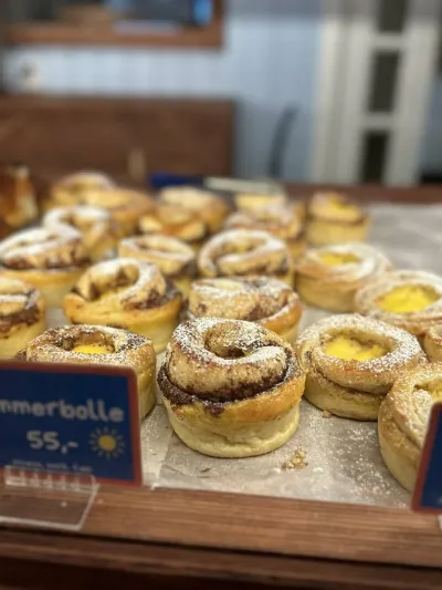 Bilde av skolebrød og kanelsnurrer fra disk