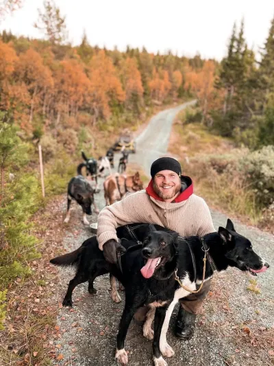 Mann med flere hunder i ett hundespann på høsten i Hemsedal