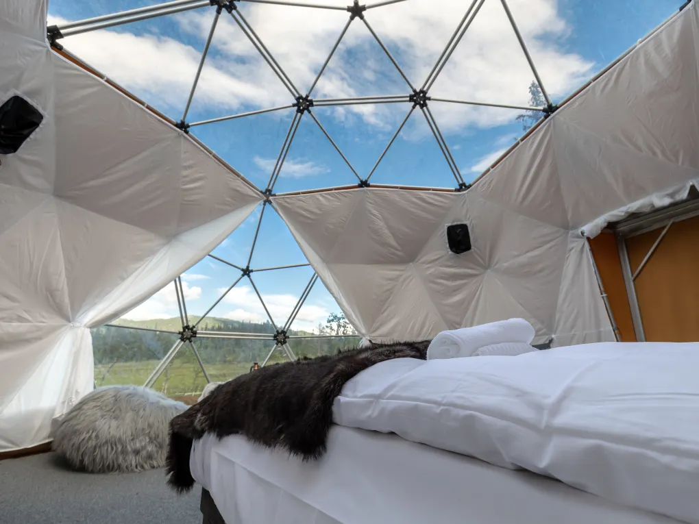 Fra innsiden til ett av domene med perspektiv mot taket