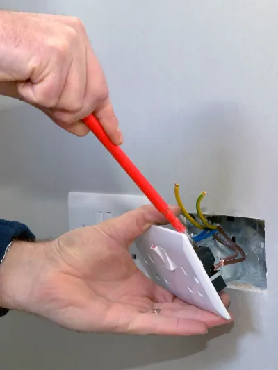 Mann som fikser stikkontakt