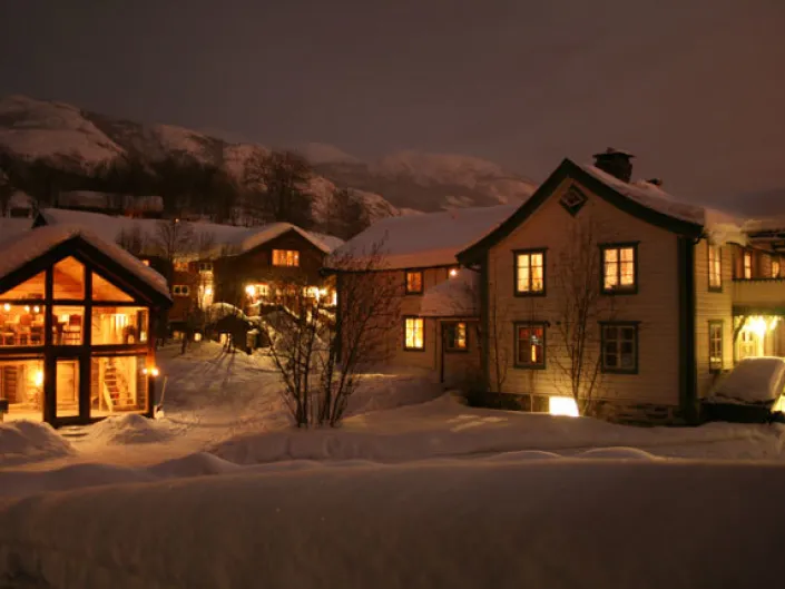 Hus dekket i snø.