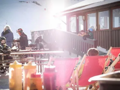 Bilde av mange folk som sitter ved uteserveringen og soler seg