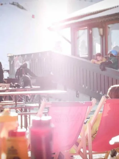 Bilde av mange folk som sitter ved uteserveringen og soler seg