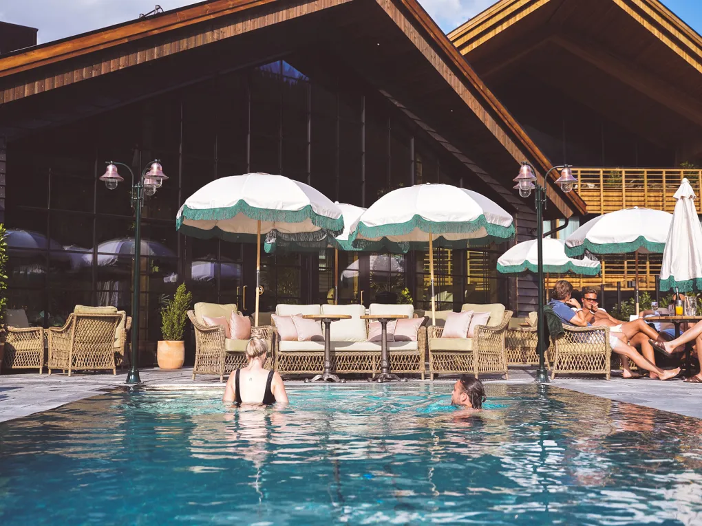 Basseng med to som bader