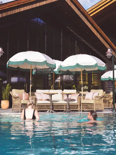 Basseng med to som bader