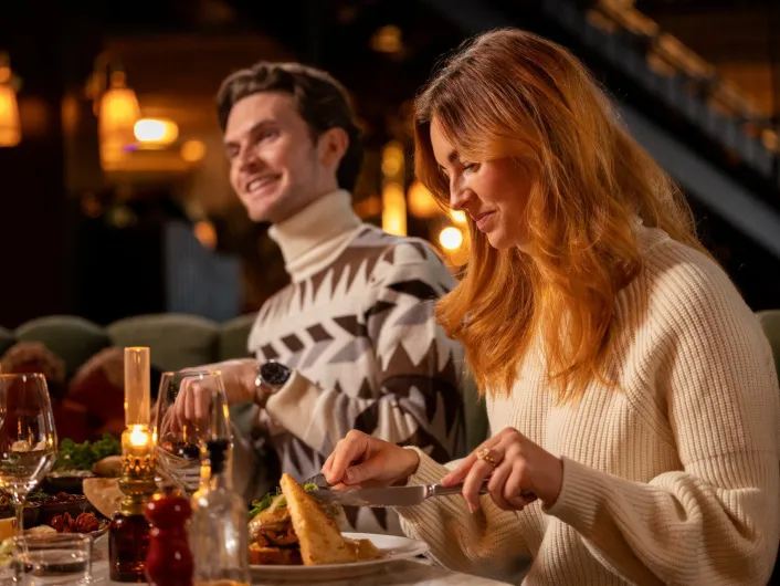 To personer som spiser mat . luksus