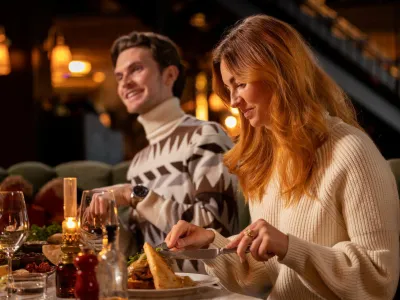 To personer som spiser mat . luksus