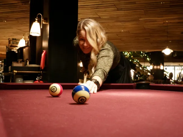 Jente som spiller billjard