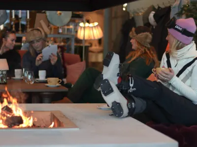 flere personer som sitter fremfor peisen