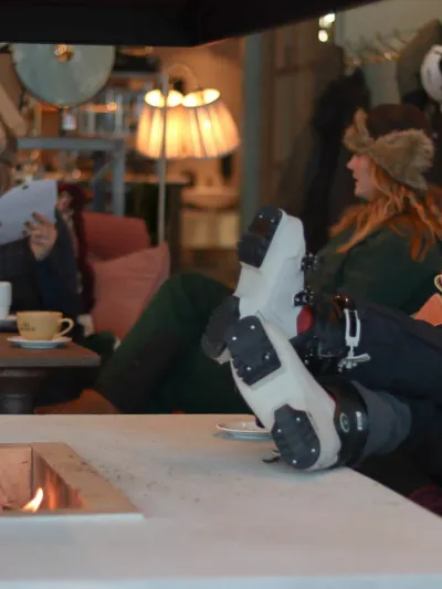 flere personer som sitter fremfor peisen