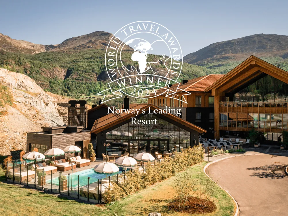 Badebasseng, hotell og fjell