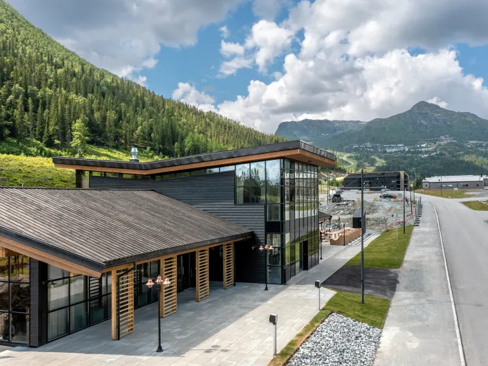 Rambler sports club bygg, fjell i bakgrunn