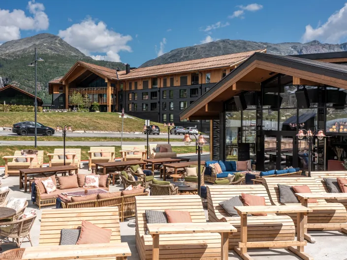 Sportslub med solstoler foran