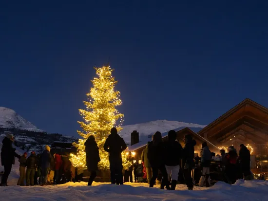 Personer rundt ett juletre i Hemsedal, mørkt